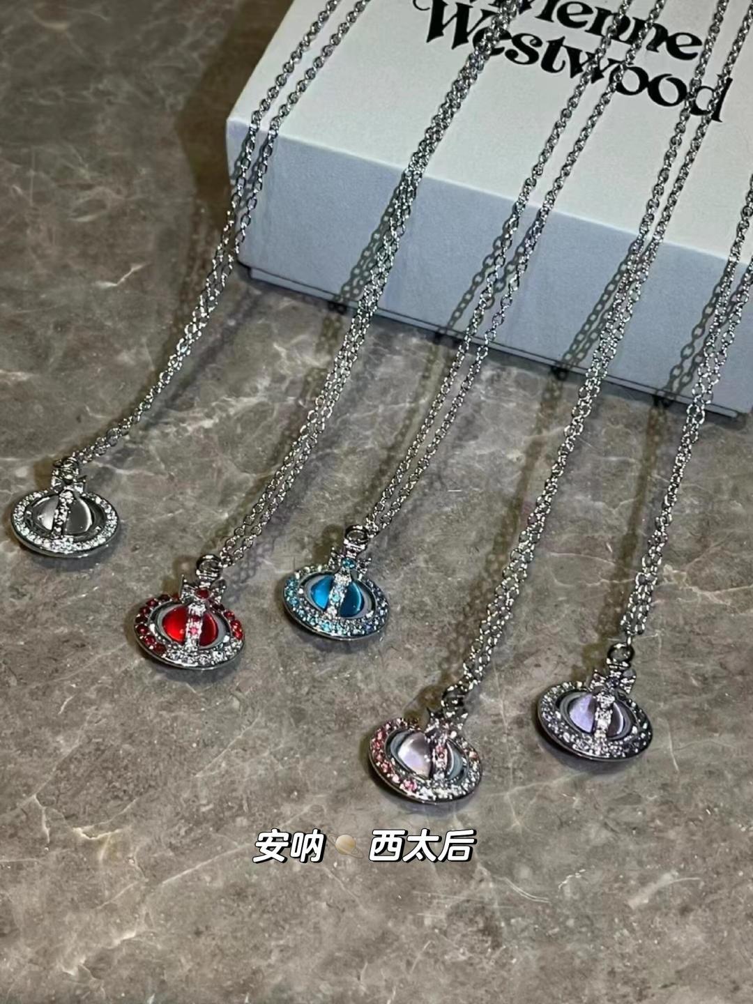 西太后耳钉闭眼入准没错！纯粹王冠球是经典的象征，闪耀土星环勾勒未来波光流转间，开启一场与未来的崭新际遇！