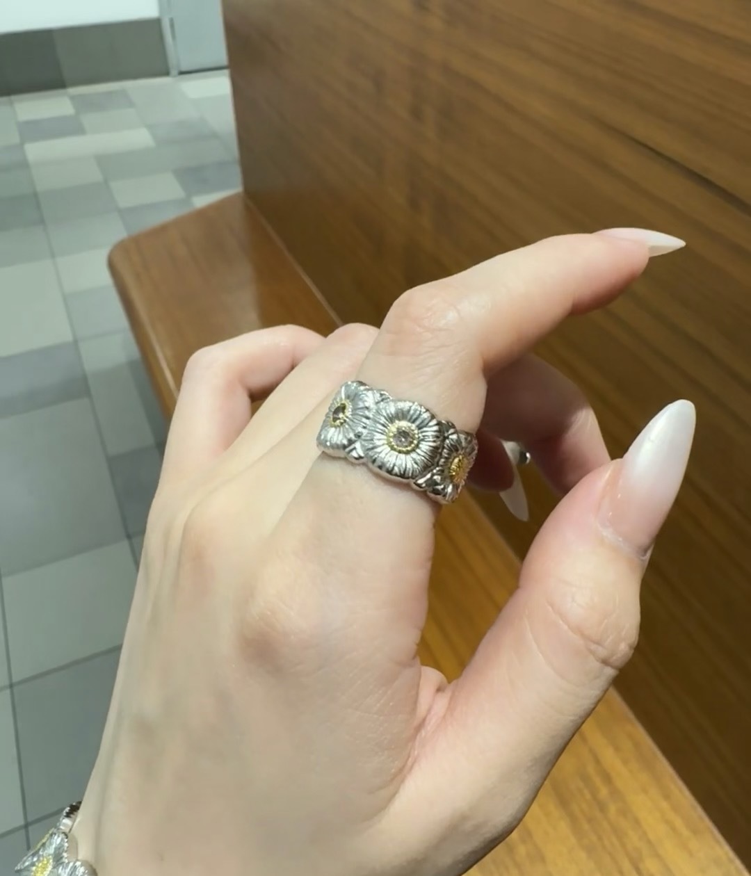 ¥320 V GOLD-TO-COMPOSITE BUCHILATE DAISY RING