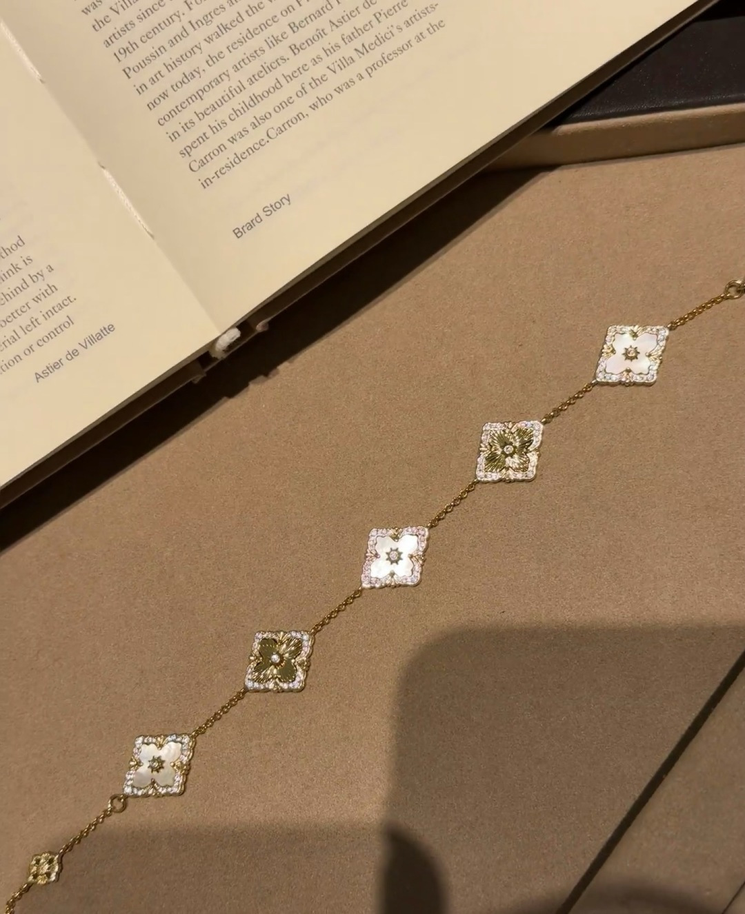 Buccellati V金材质 精工布契拉提白贝母间镭射手链