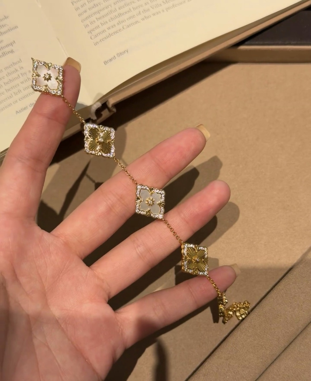Buccellati V金材质 精工布契拉提白贝母间镭射手链