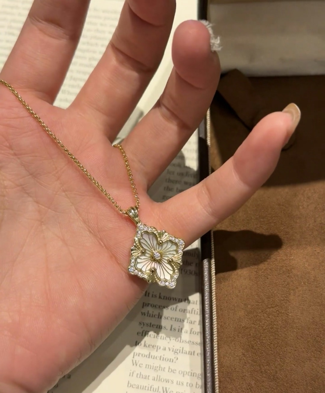 Buccellati V金材质 精工布契拉提白贝母间镭射手链