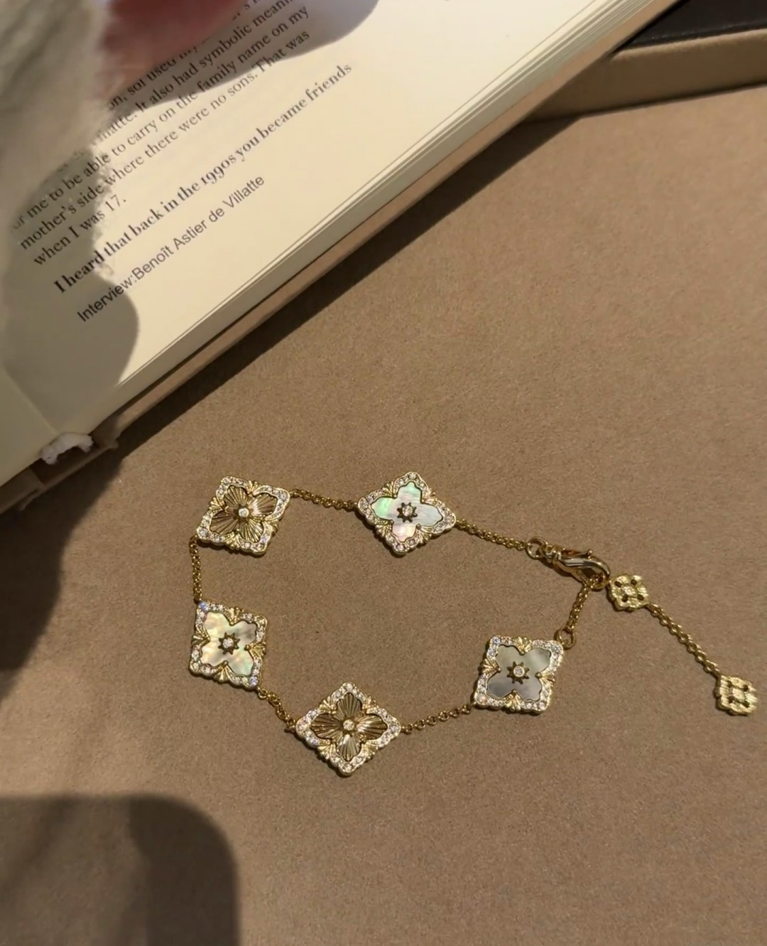 Buccellati V金材质 精工布契拉提灰贝母间镭射手链