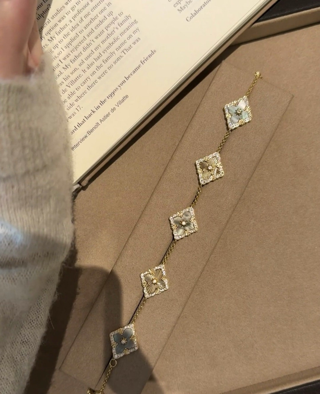 Buccellati V金材质 精工布契拉提灰贝母间镭射手链