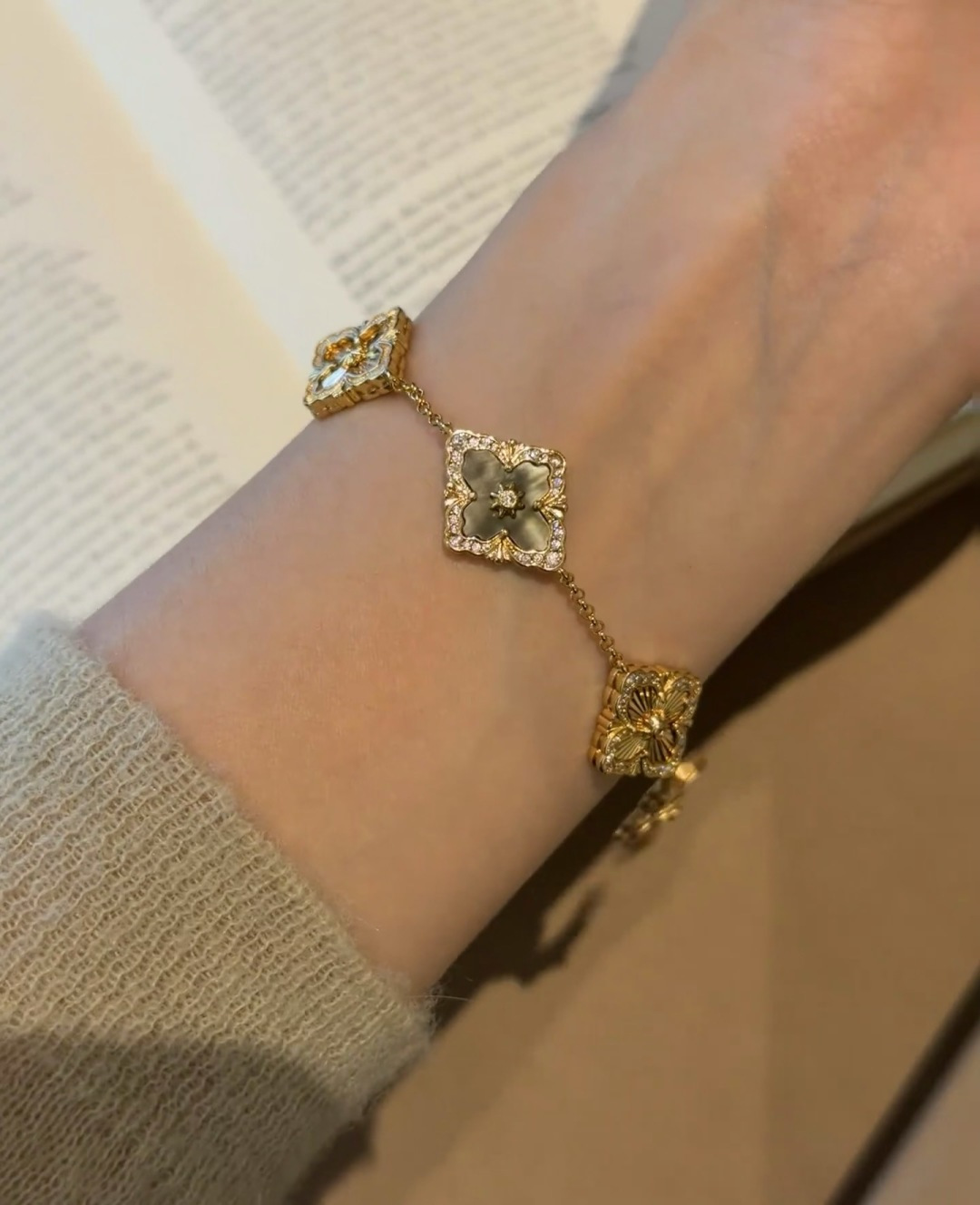 Buccellati V金材质 精工布契拉提灰贝母间镭射手链