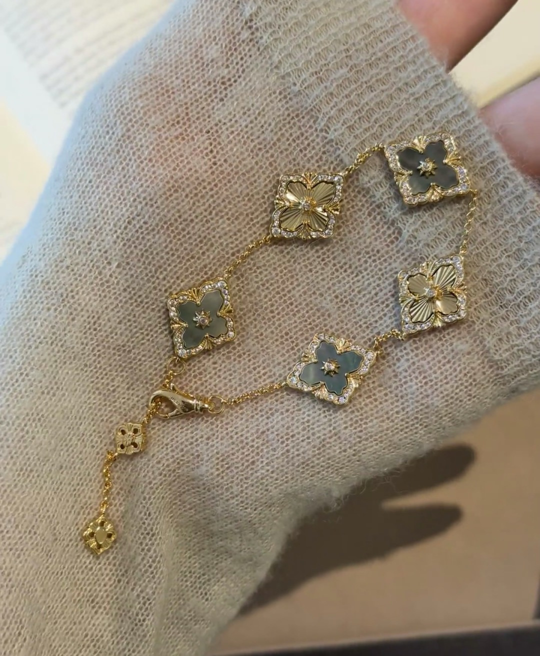 Buccellati V金材质 精工布契拉提灰贝母间镭射手链