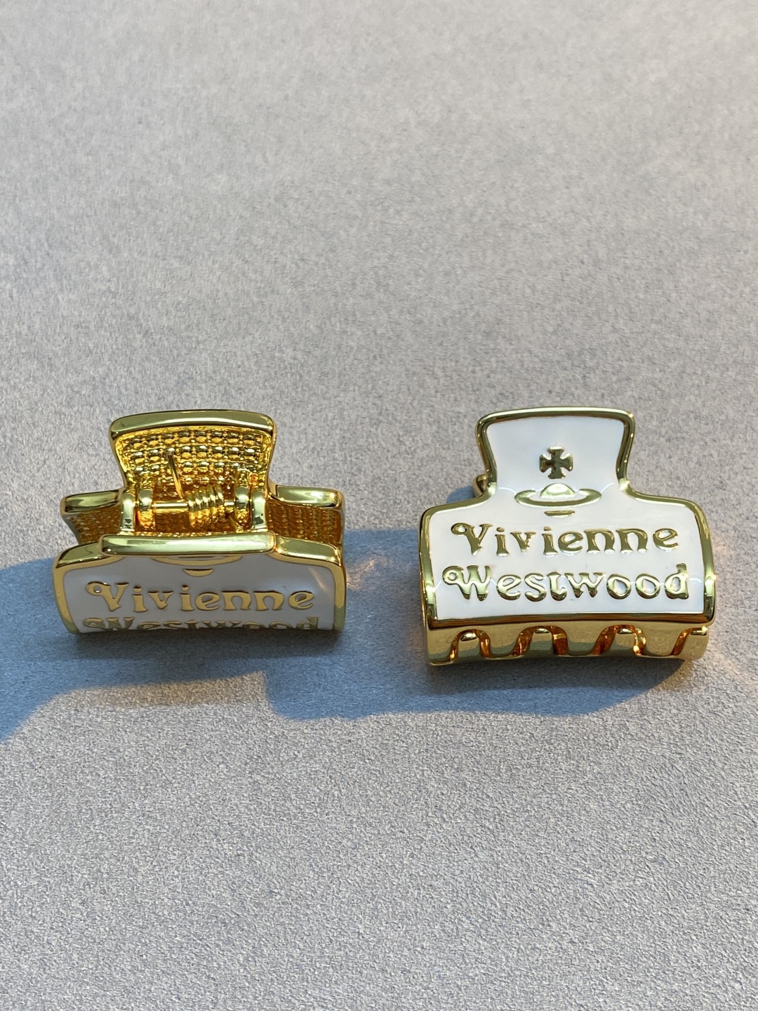  西太后发夹 一对两个的价格【VivienneWestwood】什么是快乐星球，来，这就是快乐星球！重磅
