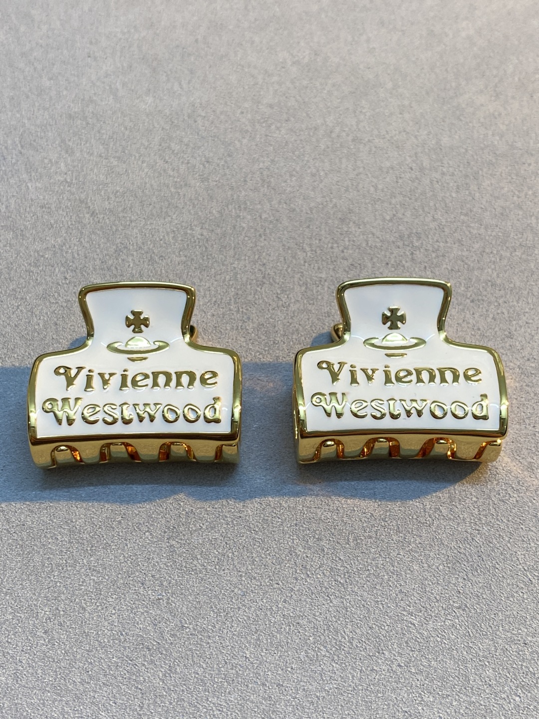  西太后发夹 一对两个的价格【VivienneWestwood】什么是快乐星球，来，这就是快乐星球！重磅
