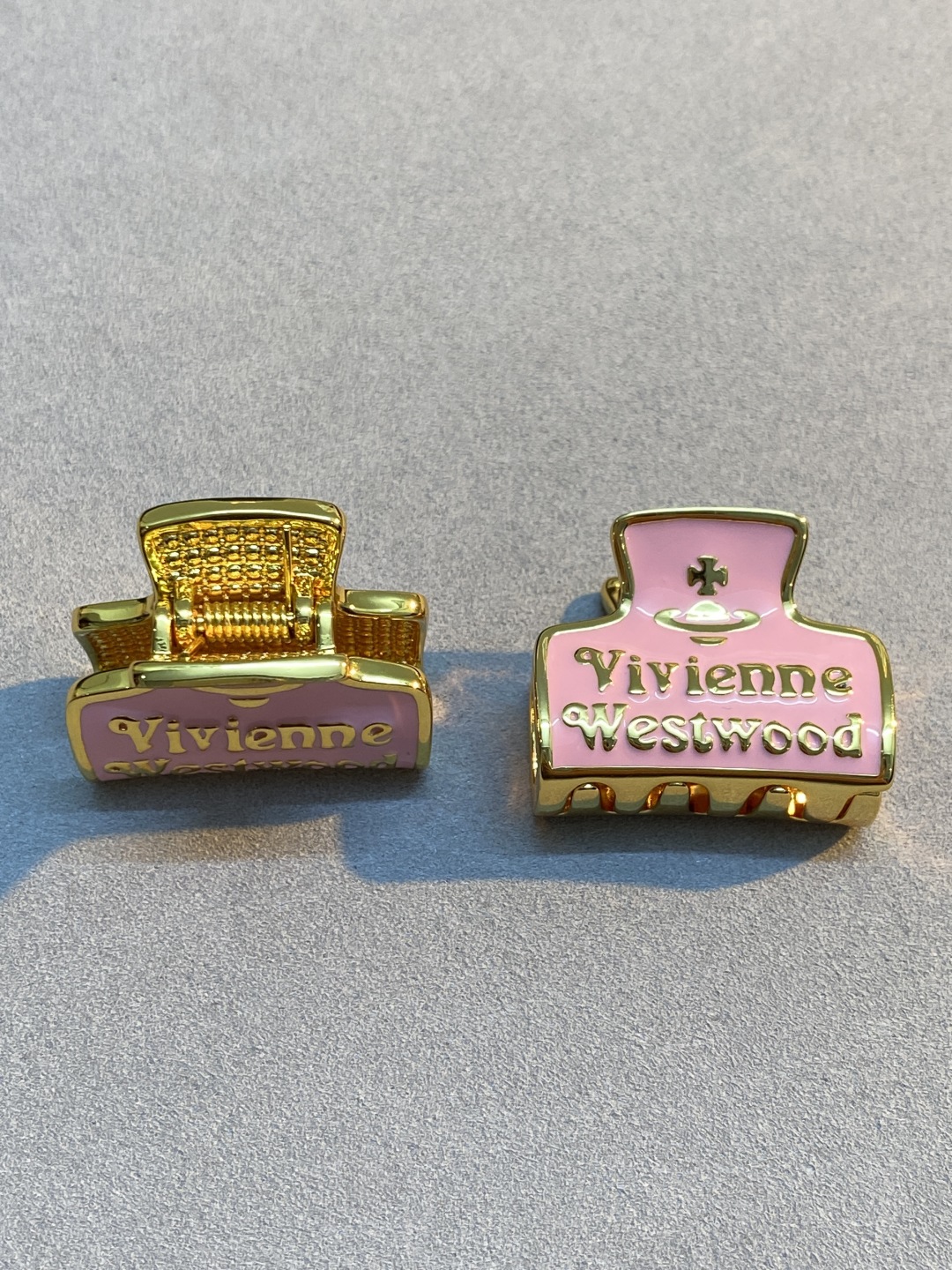  西太后发夹 一对两个的价格【VivienneWestwood】什么是快乐星球，来，这就是快乐星球！重磅