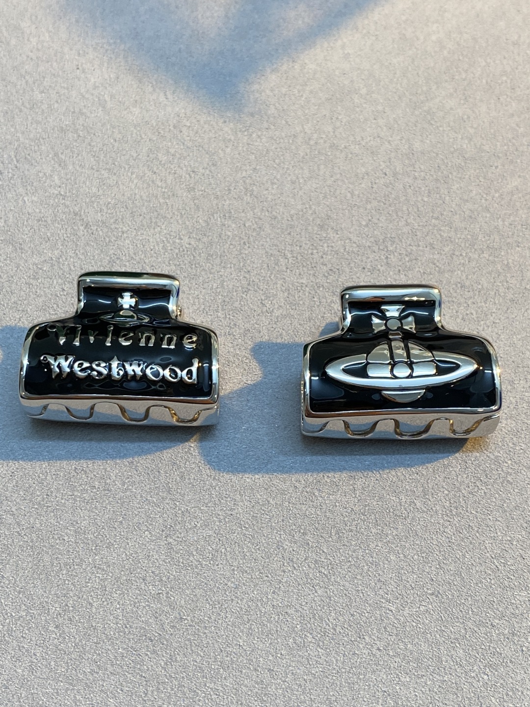  西太后发夹 一对两个的价格【VivienneWestwood】什么是快乐星球，来，这就是快乐星球！重磅