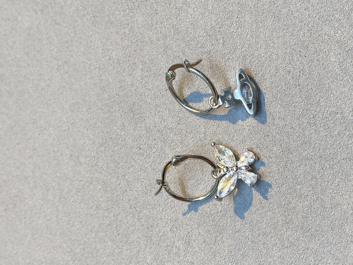 Vivienne Westwood Aretes con Diseño de Mariposa y Orbita con Cristales 4 cmp i1752545393230 7664 0 2