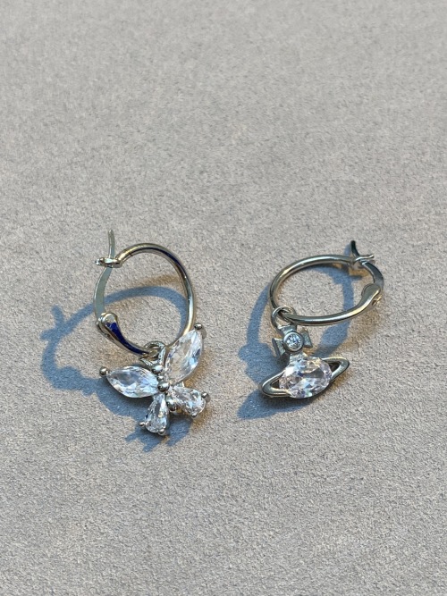 Vivienne Westwood Aretes con Diseño de Mariposa y Orbita con Cristales 1 Vivienne Westwood Aretes con Diseño de Mariposa y Orbita con Cristales