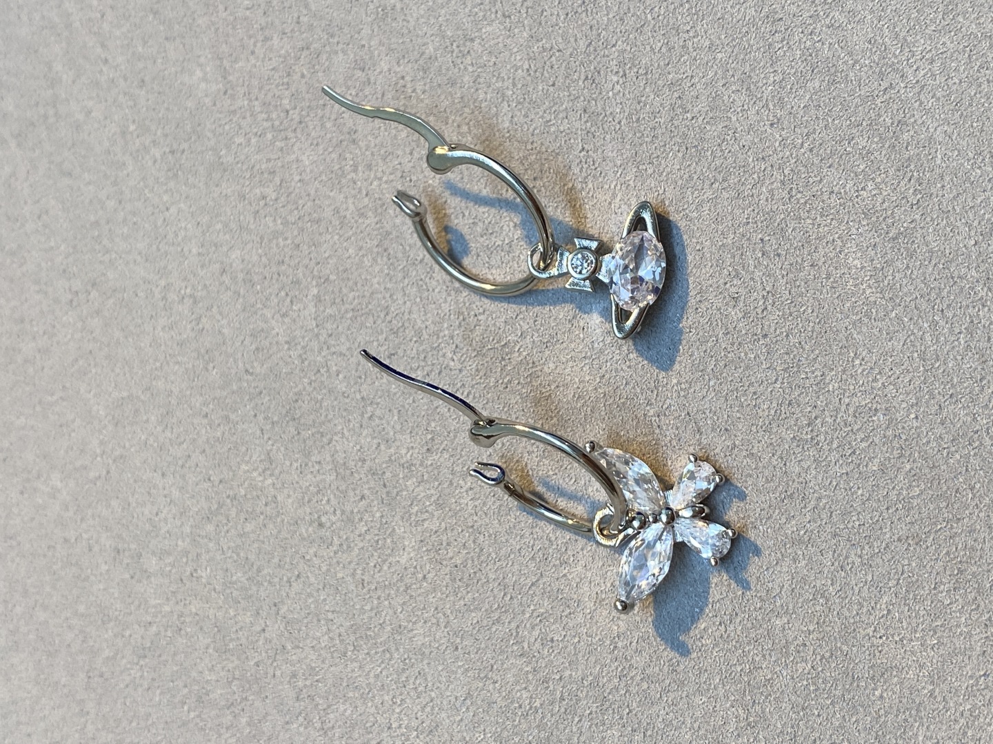 Vivienne Westwood Aretes con Diseño de Mariposa y Orbita con Cristales 5 cmp i1752545393358 8166 0 3
