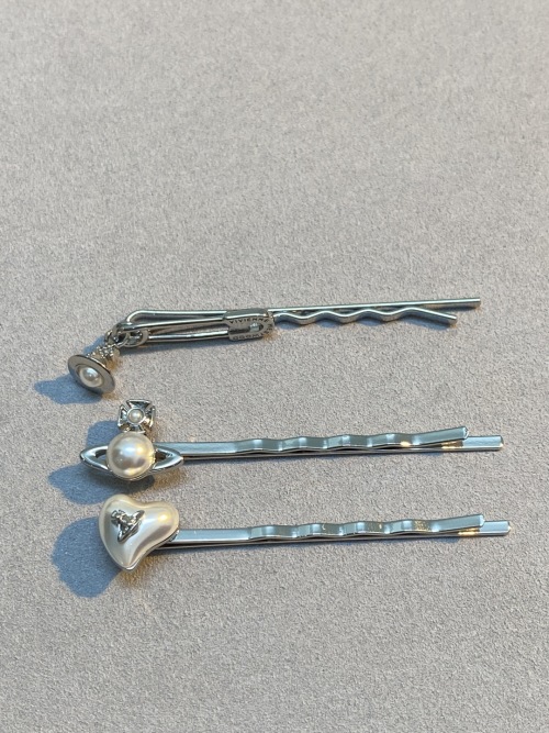 Vivienne Westwood Pinzas para el cabello Plateadas con Dijes Icónicos 1 Vivienne Westwood Pinzas para el cabello Plateadas con Dijes Icónicos