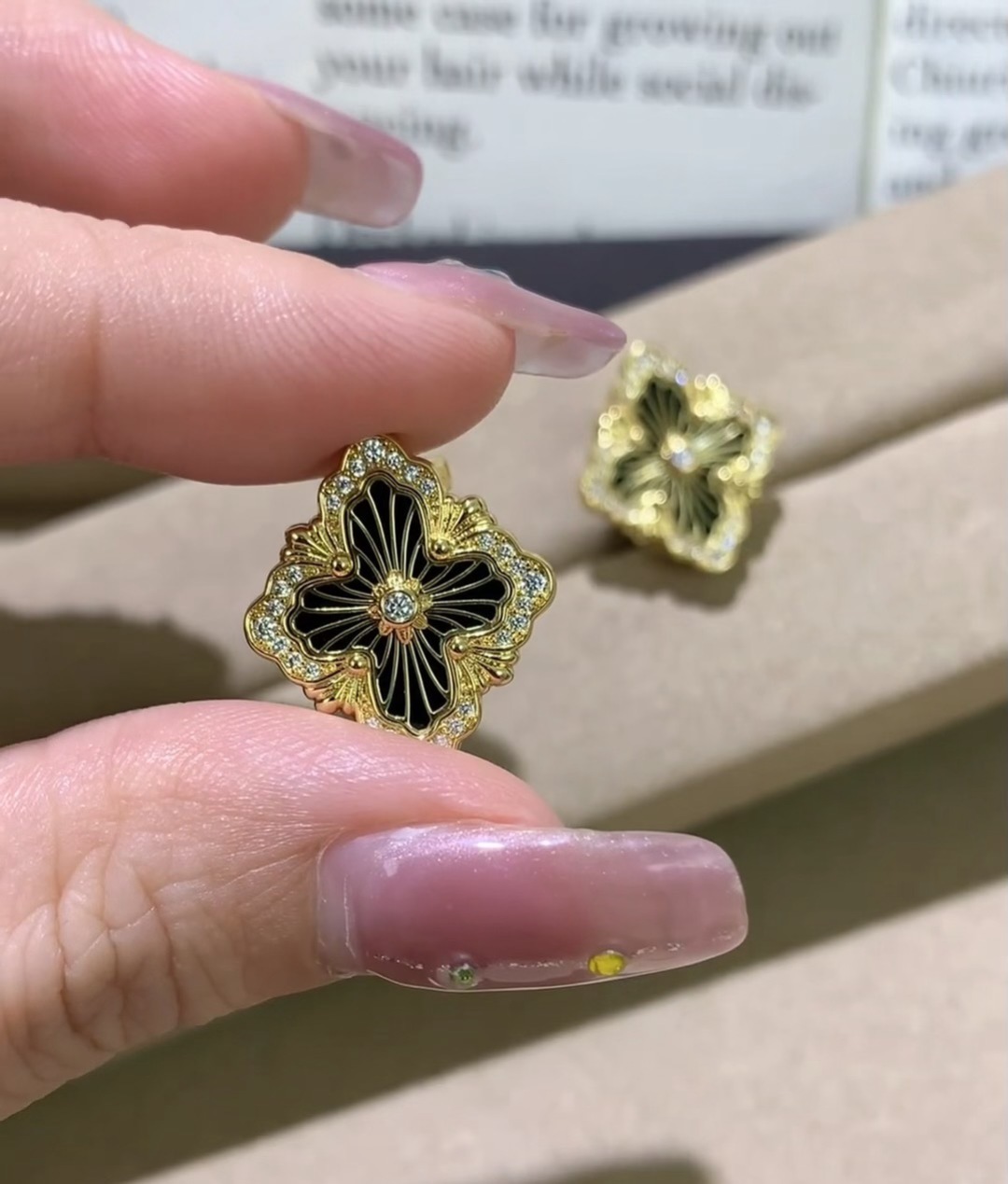 P525 V GOLD-MIXER BUTCHERATI EARRINGS - 图片 3