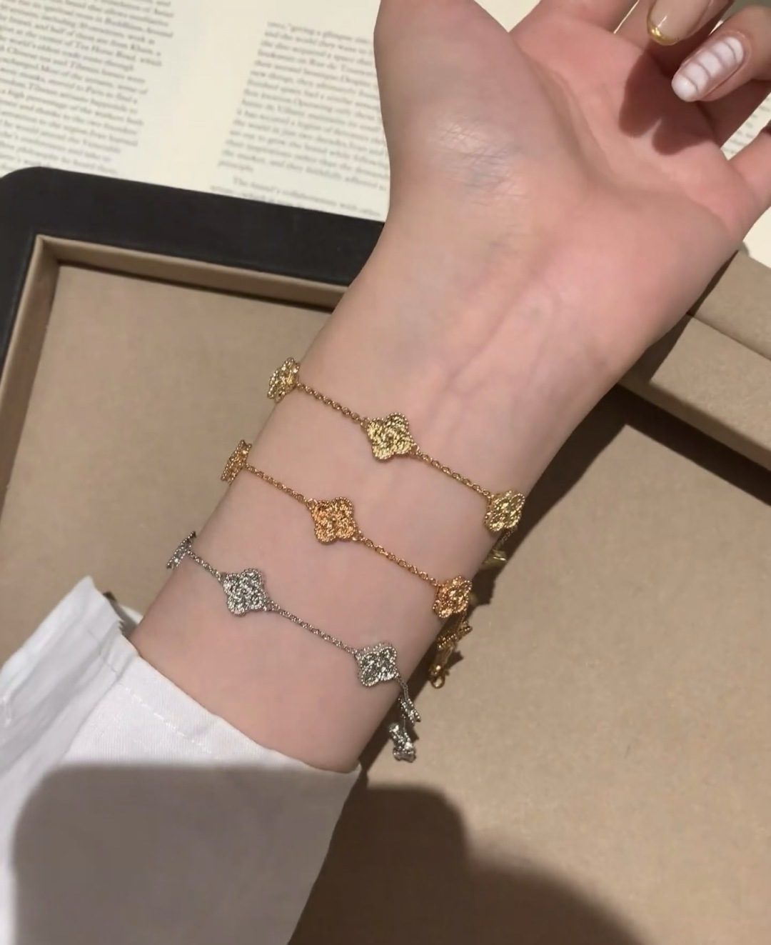 “Gold Mini Painted Flower Bracelets: Unique Designs in V Gold Platinum with Beehive Details” - 图片 3