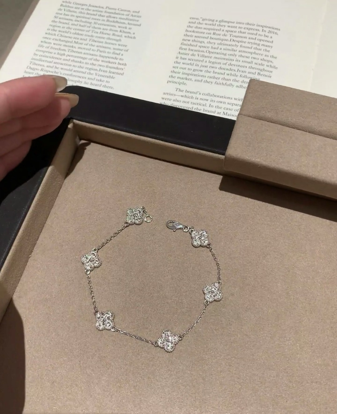 “Gold Mini Painted Flower Bracelets: Unique Designs in V Gold Platinum with Beehive Details” - 图片 2