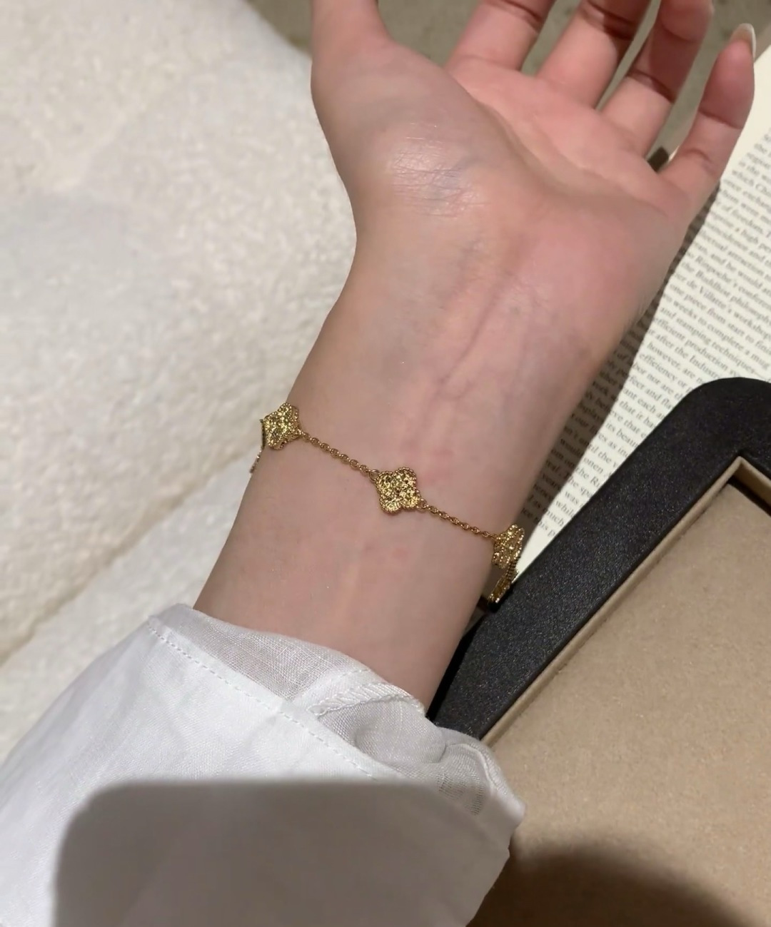 “Gold Mini Painted Flower Bracelets: Unique Designs in V Gold Platinum with Beehive Details” - 图片 4