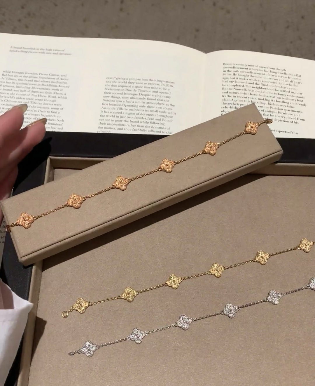 “Gold Mini Painted Flower Bracelets: Unique Designs in V Gold Platinum with Beehive Details” - 图片 1