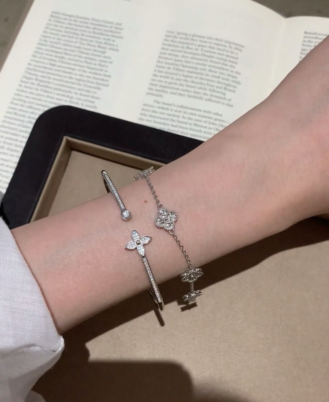 “Gold Mini Painted Flower Bracelets: Unique Designs in V Gold Platinum with Beehive Details” - 图片 5