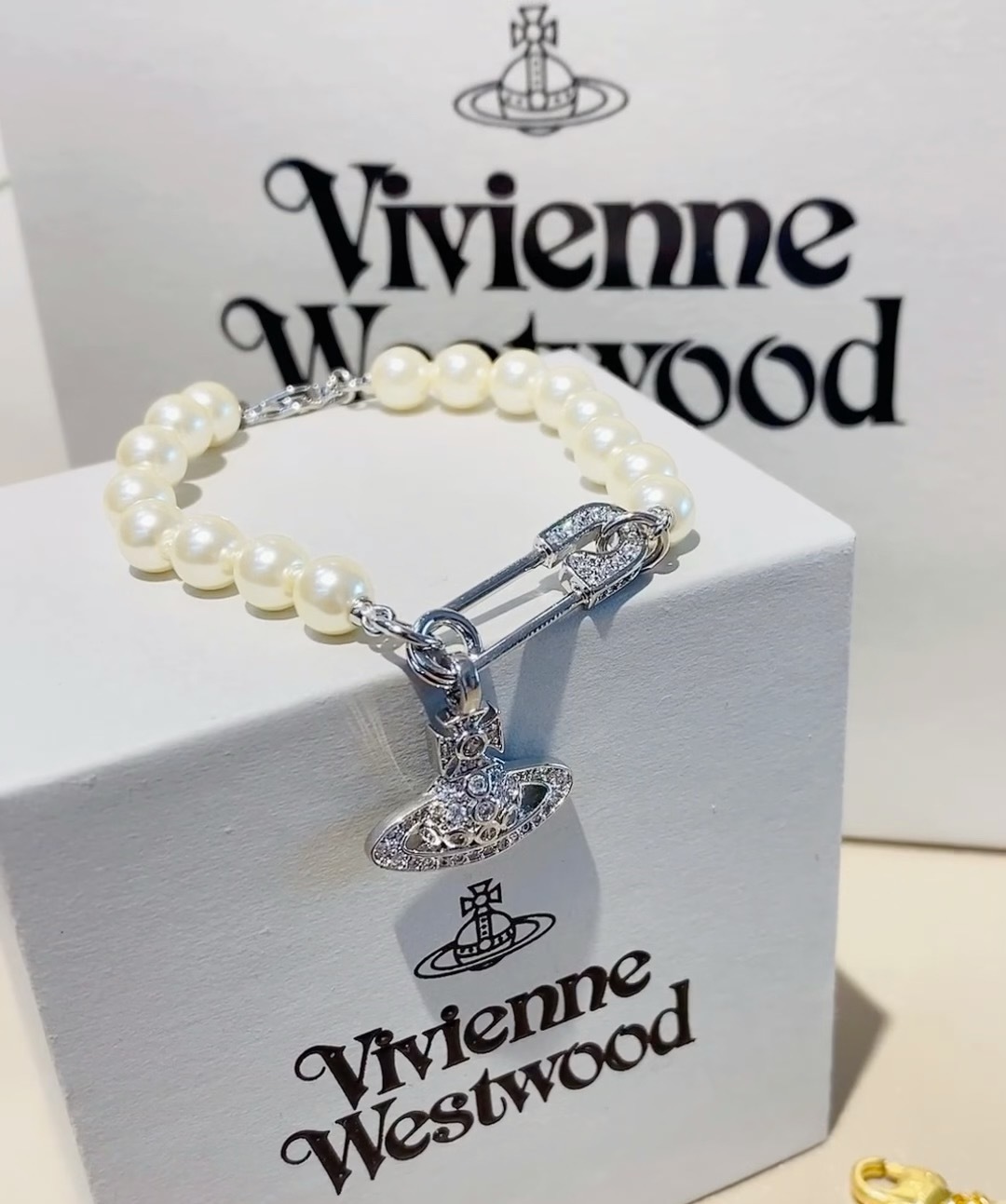 西太后耳钉vivienne 闭眼‮准入‬没错！纯‮王粹‬冠球‮经是‬典的象征，闪‮土耀‬星环勾‮未勒‬来