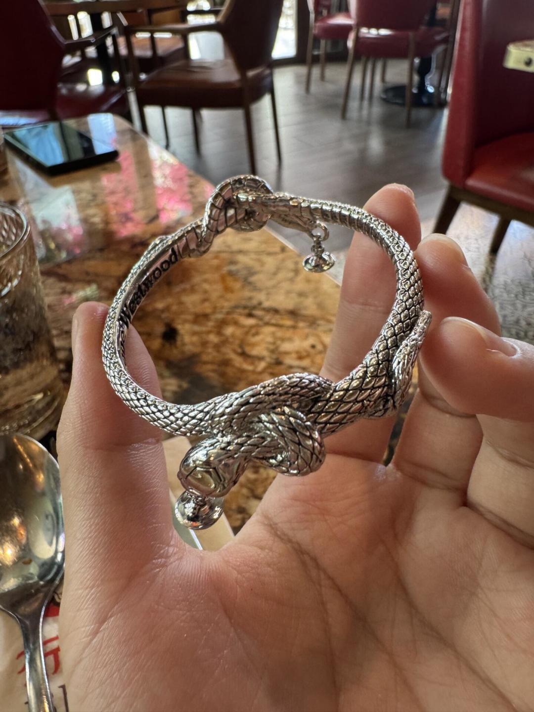 西太后手镯【VivienneWestwood】什么是快乐星球，来，这就是快乐星球！重磅推荐，闭眼入准没错