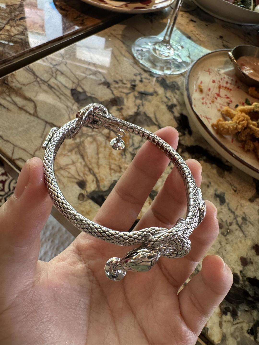 西太后手镯【VivienneWestwood】什么是快乐星球，来，这就是快乐星球！重磅推荐，闭眼入准没错