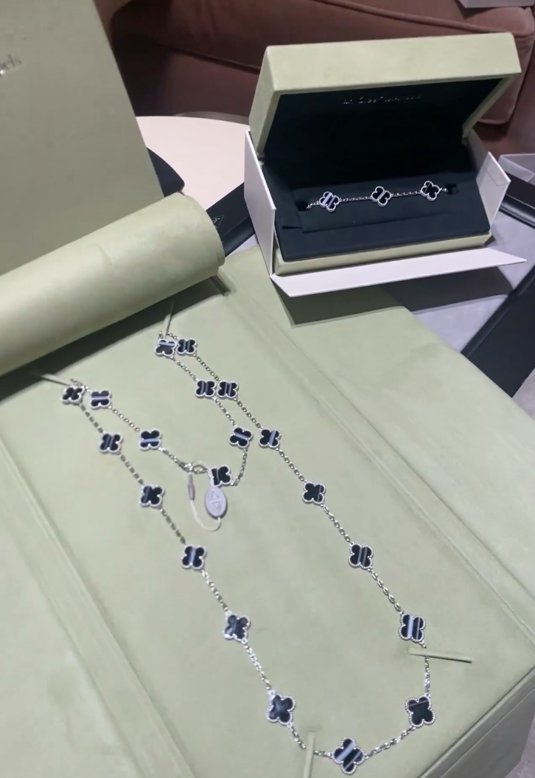 P788
 V金材质梵克雅宝Vca脉纹缟玛瑙20花四叶草项链