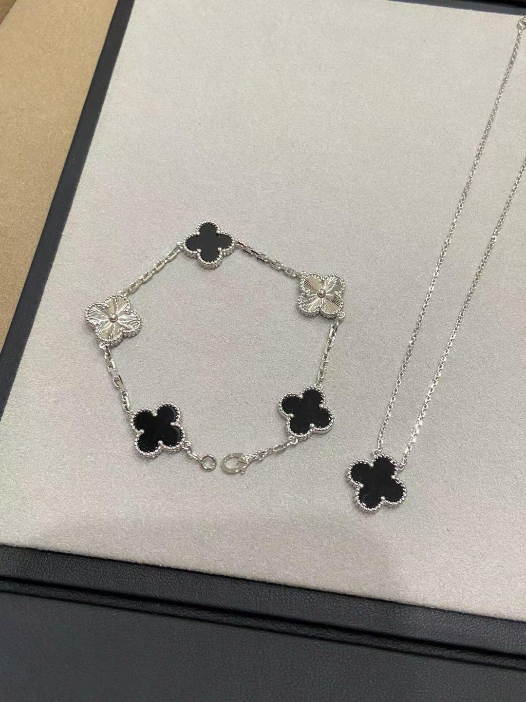 P288
 V金材质梵克雅宝VCA黑玛瑙间镭射四叶草五花手链