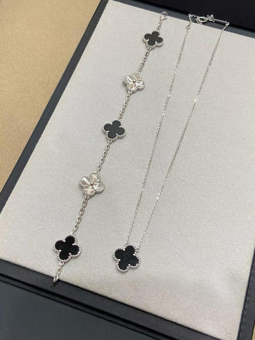P288
 V金材质梵克雅宝VCA黑玛瑙间镭射四叶草五花手链