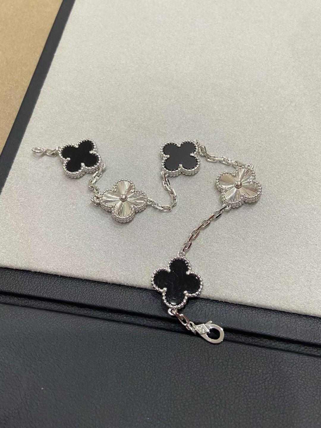 P288
 V金材质梵克雅宝VCA黑玛瑙间镭射四叶草五花手链