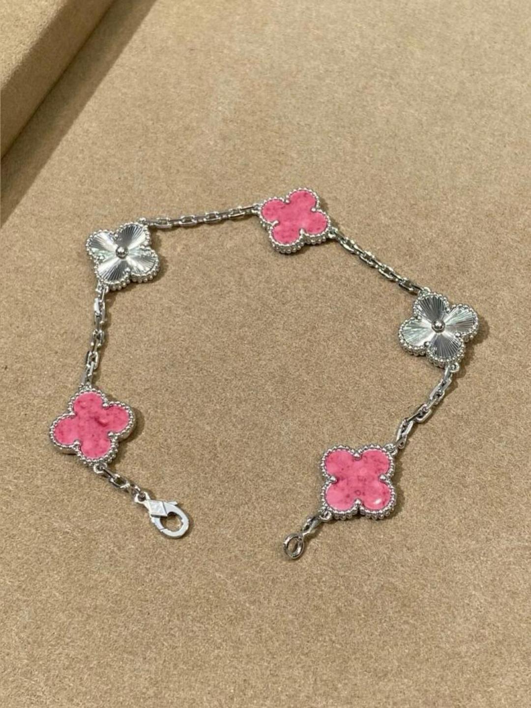 Material V gold, VCA brazalete de cinco flores de cuarzo rosa y láser blanco dorado