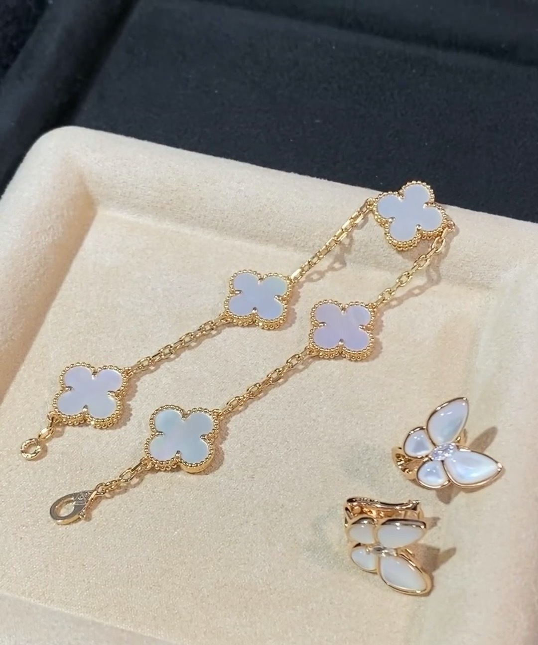 Pulsera V de oro Vca trébol de cuatro hojas de nácar, cinco flores
