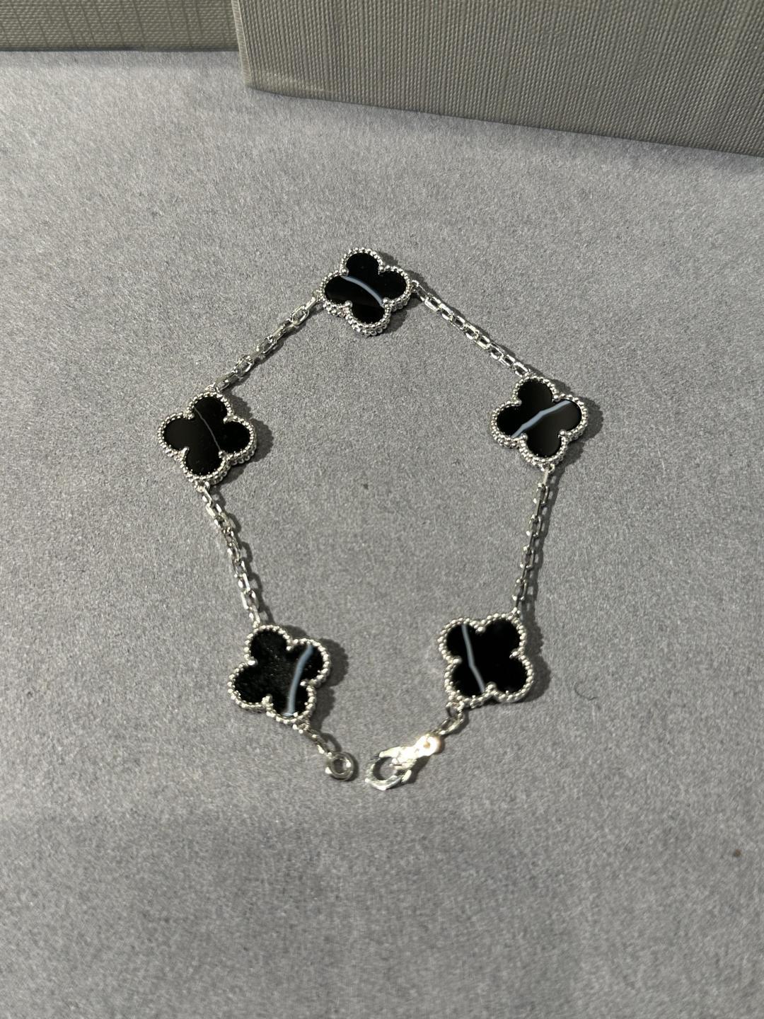 Pulsera de cinco flores de trébol de cuatro hojas VCA en material V de oro con ónix veteado