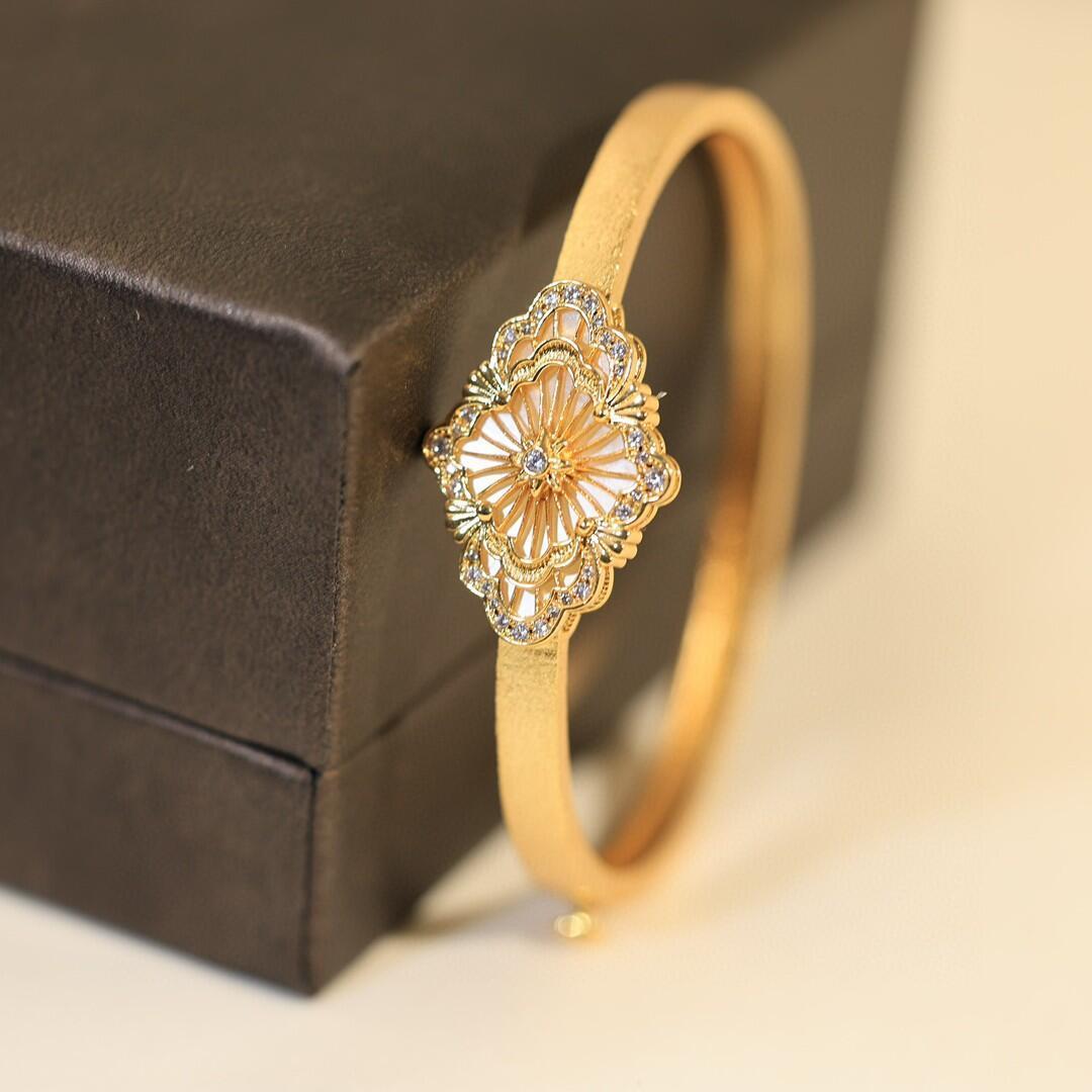 Buccellati V金材质布契拉提白贝母手镯