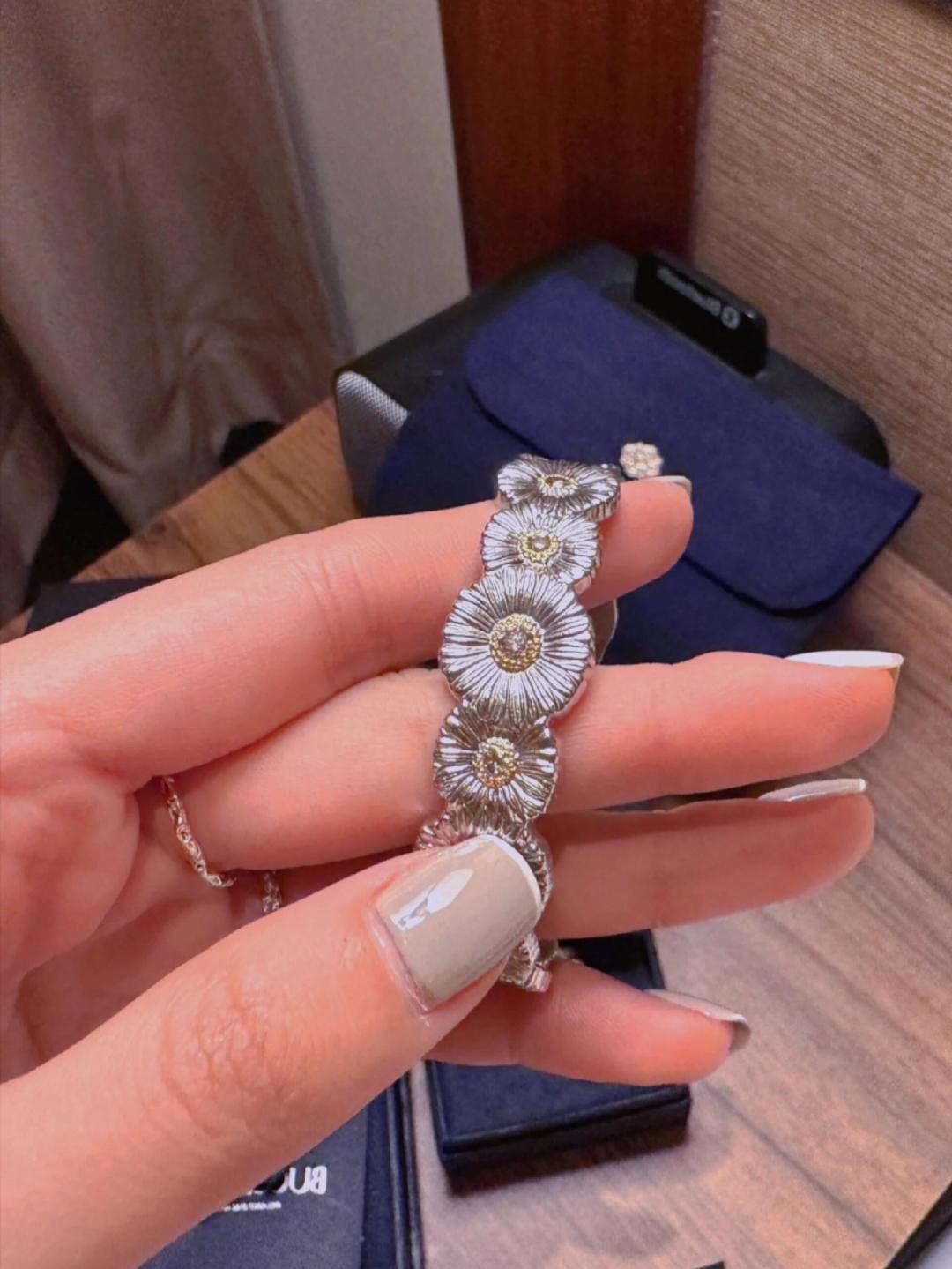 Buccellati V金材质布契拉提小雏菊带钻手镯
