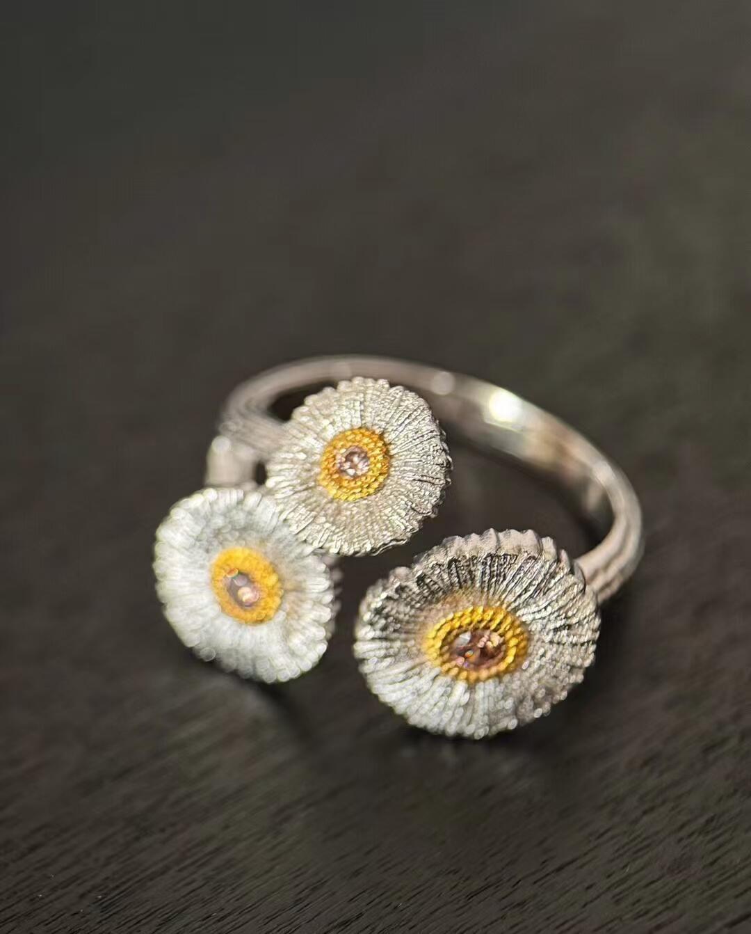Buccellati V金材质对版精工布契拉提白宝石雏菊戒指 开口