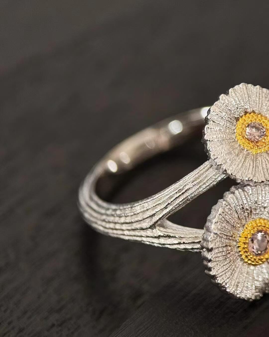 Buccellati V金材质对版精工布契拉提白宝石雏菊戒指 开口