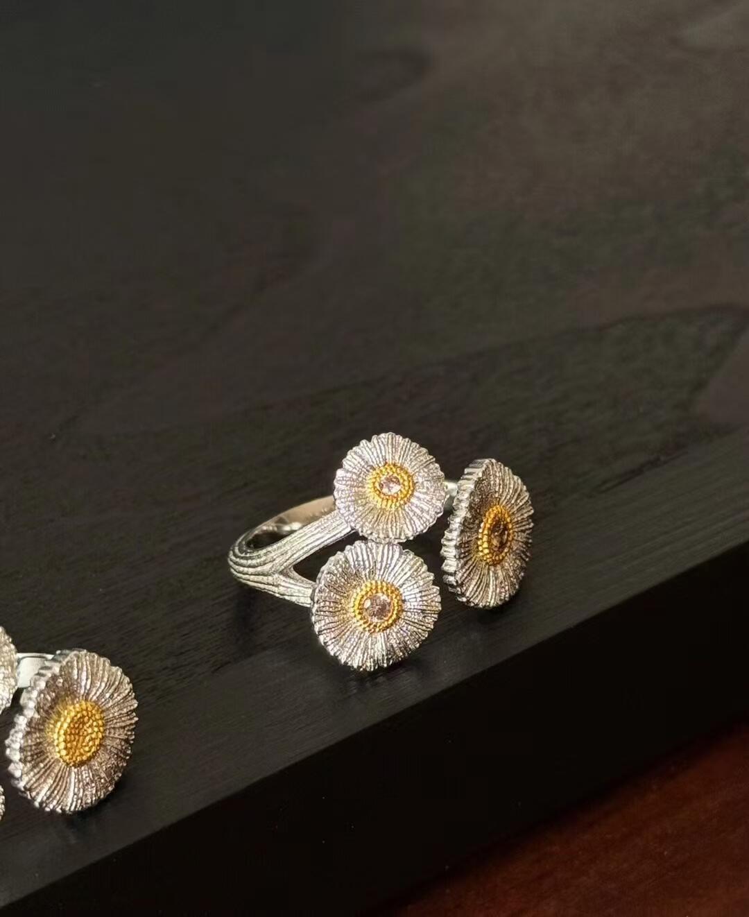Buccellati V金材质对版精工布契拉提白宝石雏菊戒指 开口