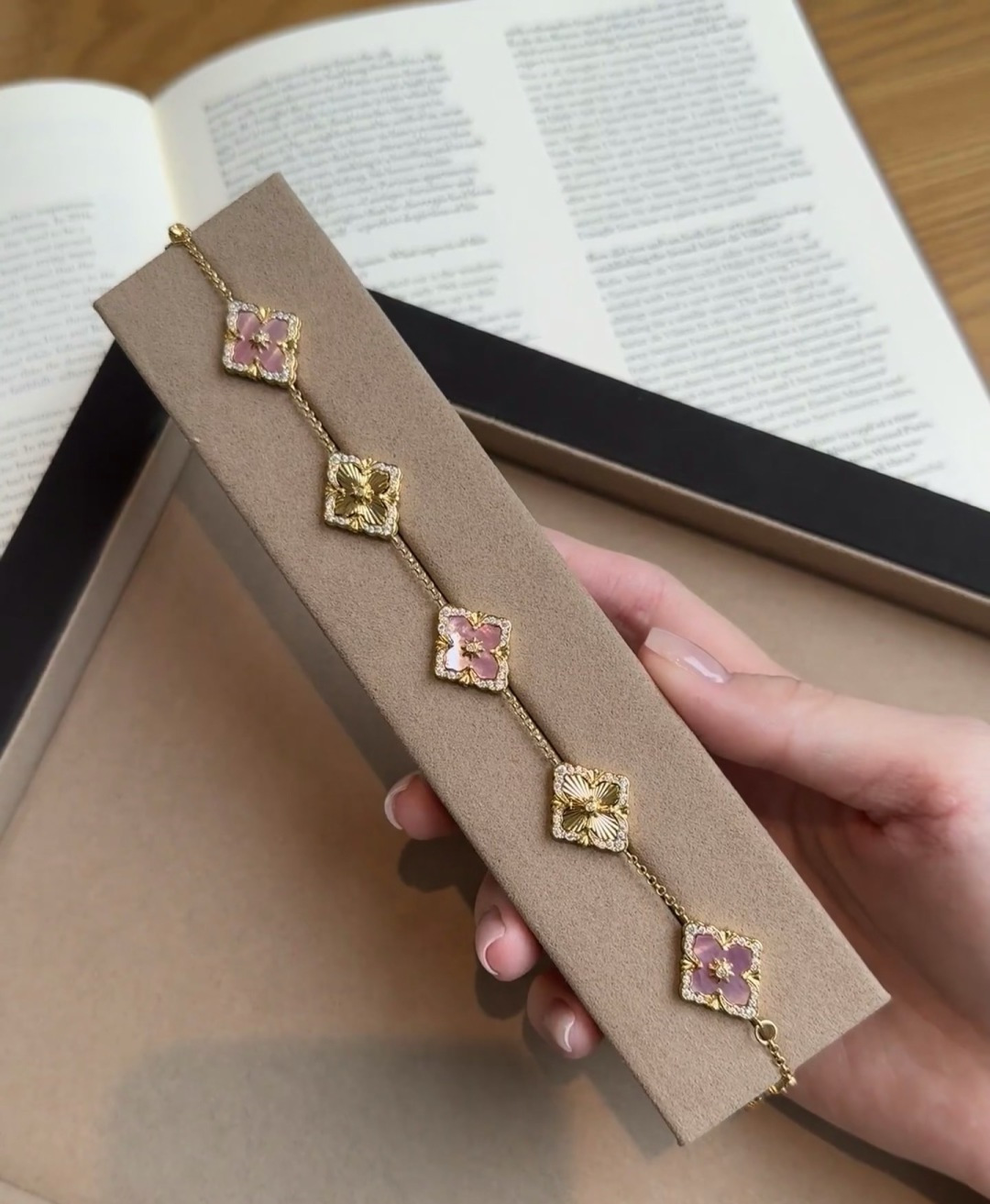 Buccellati V金材质布契拉提粉贝母间镭射镶钻五花手链