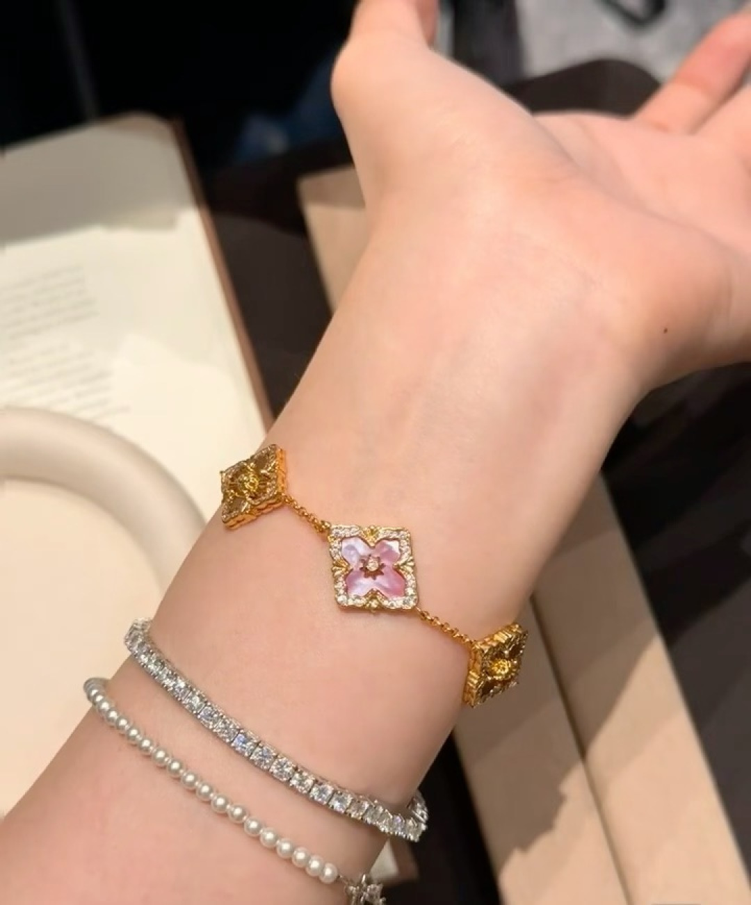 Buccellati V金材质布契拉提粉贝母间镭射镶钻五花手链