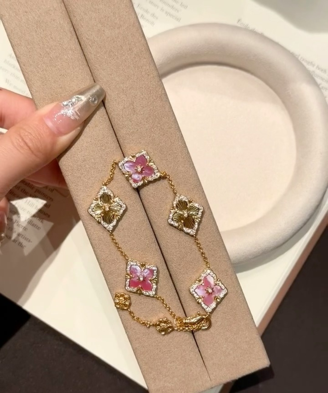 Buccellati V金材质布契拉提粉贝母间镭射镶钻五花手链