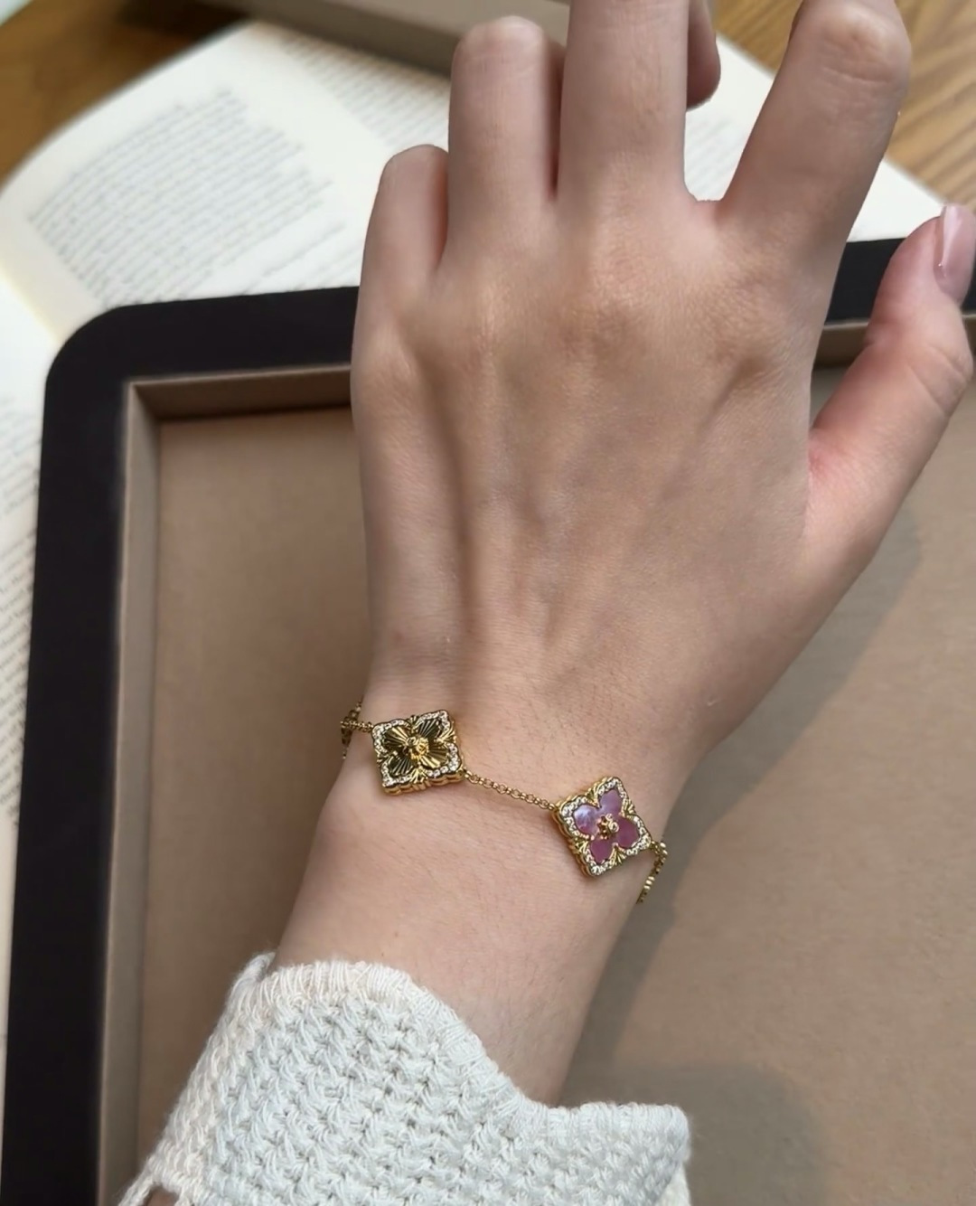Buccellati V金材质布契拉提粉贝母间镭射镶钻五花手链