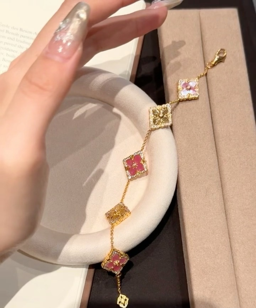 Buccellati V金材质布契拉提粉贝母间镭射镶钻五花手链