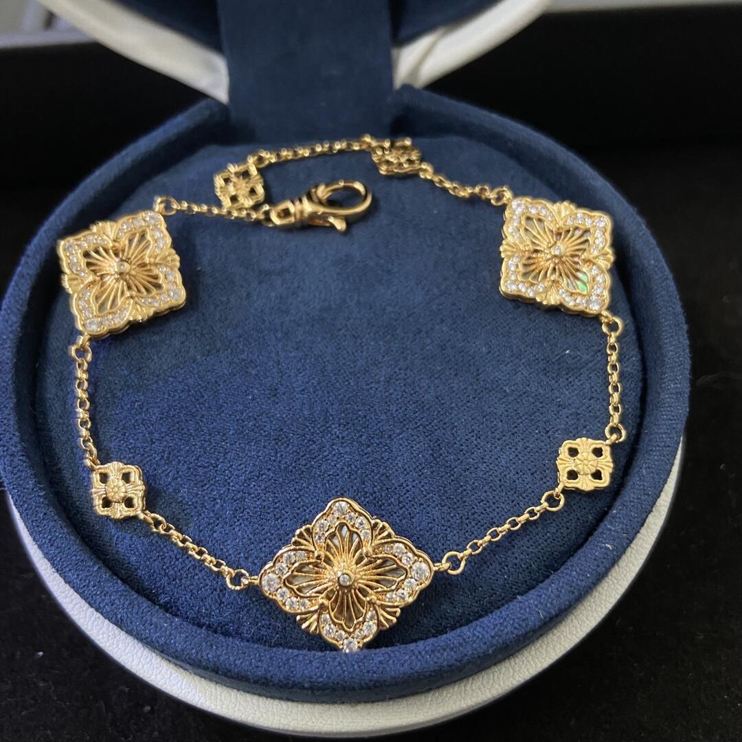 Buccellati V金材质布契拉提灰贝母镶钻三花手链