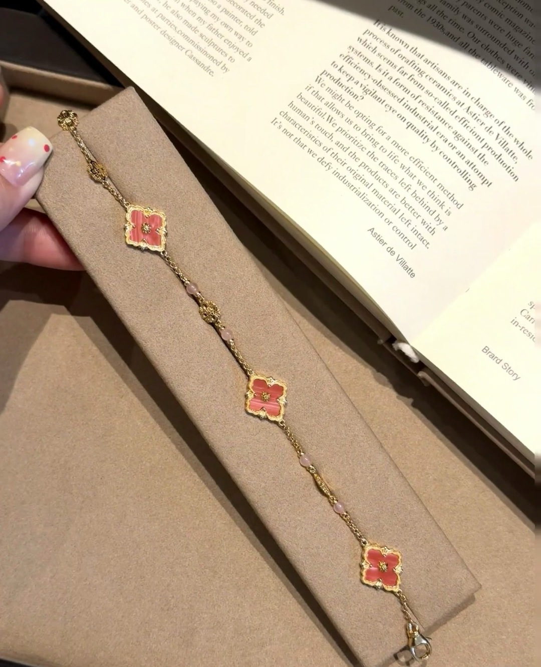 Buccellati V金材质布契拉提粉贝母三花手链