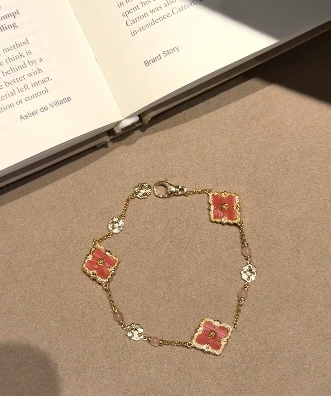 Buccellati V金材质布契拉提粉贝母三花手链