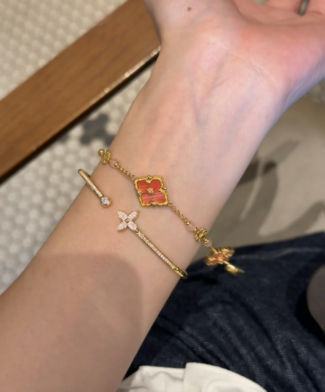 Buccellati V金材质布契拉提粉贝母三花手链