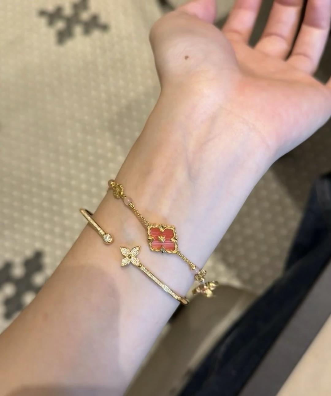 Buccellati V金材质布契拉提粉贝母三花手链