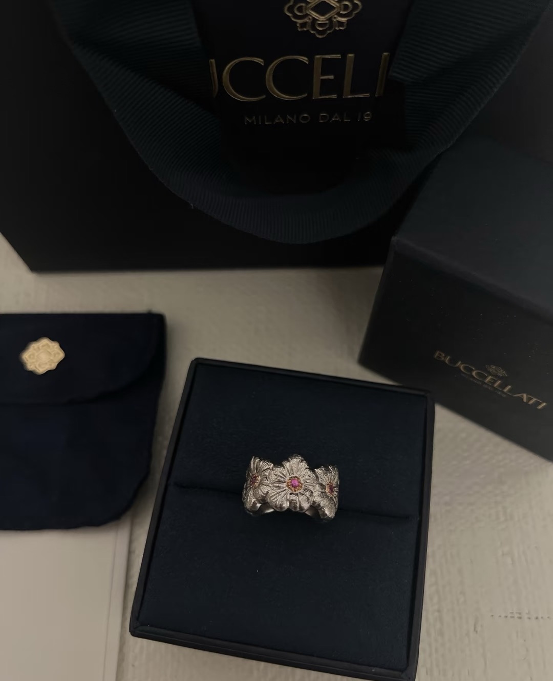 Buccellati V金材质布契拉提栀子花戒指