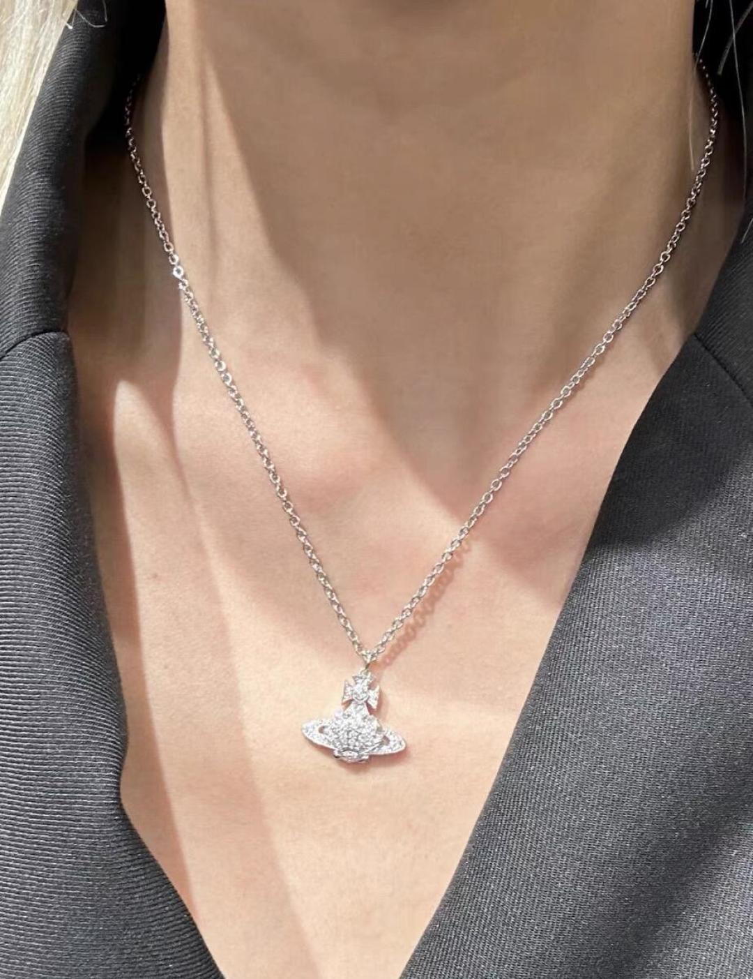 西太后火遍全网的西太后项链安排上了～土星是西太后设计中的经典元素，作为时装届的朋克之母，西太后首饰都是可